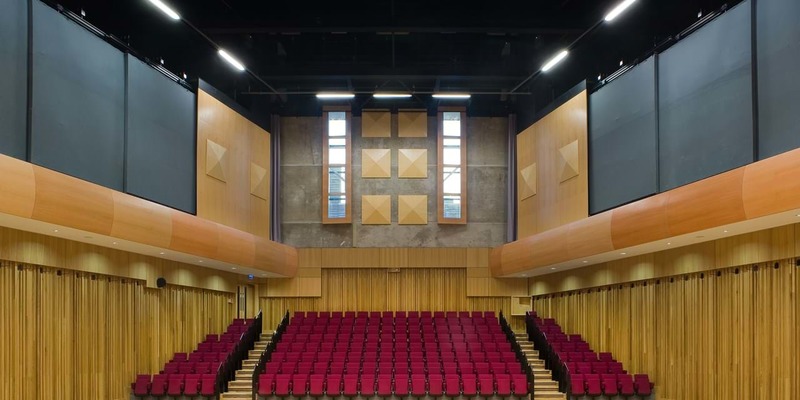 松木舞台运动馆木地板施工团队2